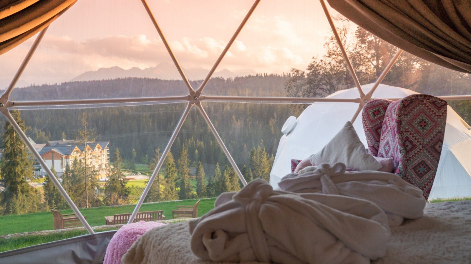 A luxurious tent? Glamping is a new dimension of camping. - Visit 
